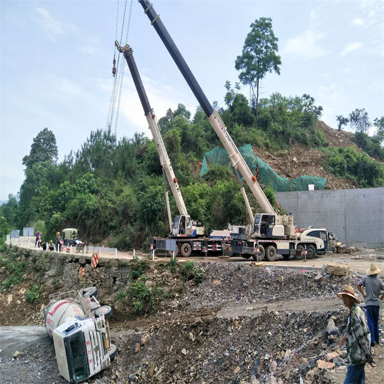邹城汽车掉沟里叫吊车救援要多少钱
